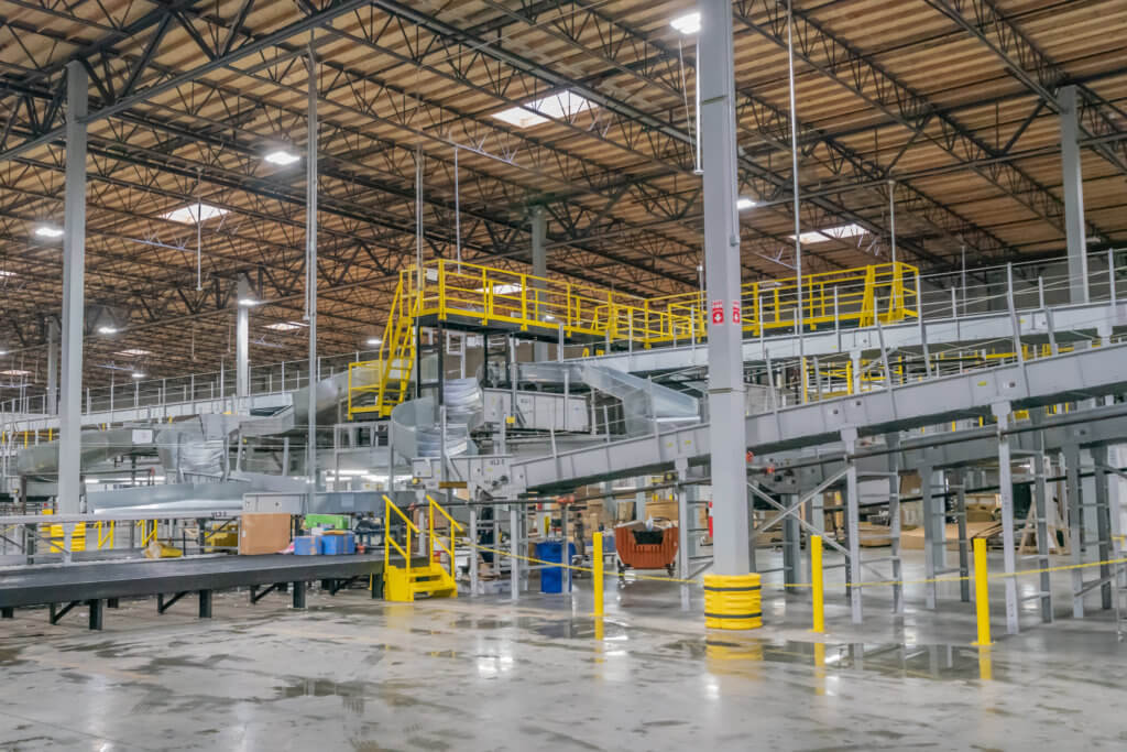 industrial conveyor belt systems for parcel sortation